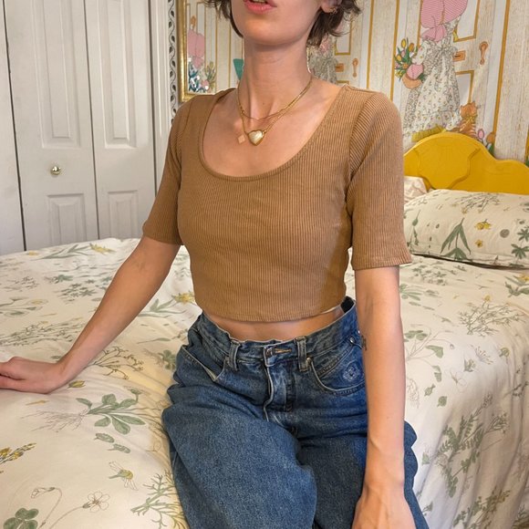 Brown ribbed low cut short sleeved crop top! - Picture 2 of 8